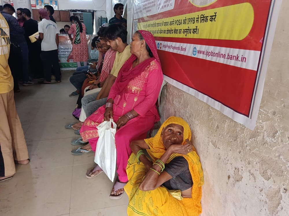 Advancing age, no conveniences... an ordeal for the elderly in every queue.