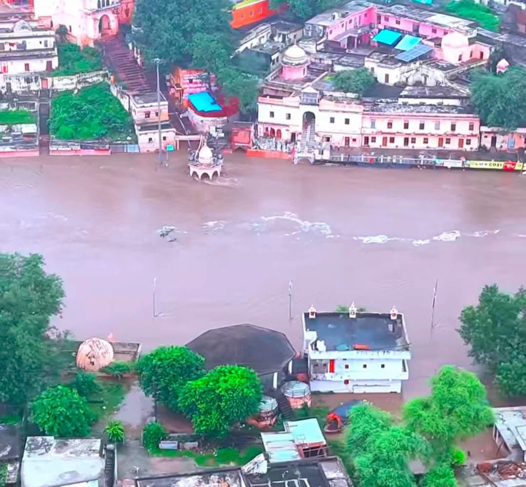 Havoc caused by the Mandakini: 200 shops submerged, Ramghat overflowing.