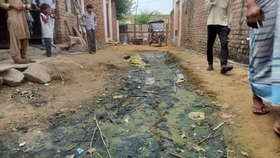 नगीना की इंदिरा कॉलोनी के रास्ते में भरा कीचड़