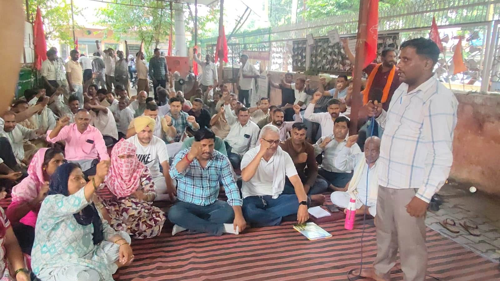नगर निगम कार्यालय में नारेबाजी कर रोष प्रकट करते दमकल व सफाई कर्मचारी। संवाद