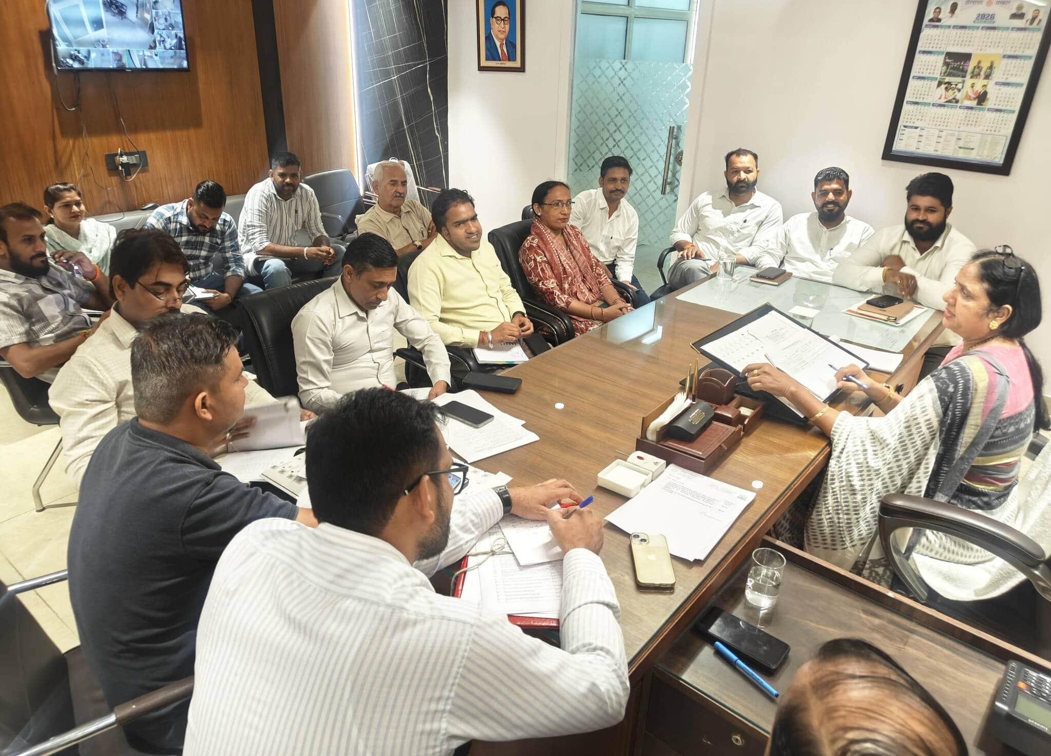 नगर निगम कार्यालय में पार्षदों व अधिकारियों की बैठक लेते हुए मेयर सुमन बहमनी। प्रवक्ता