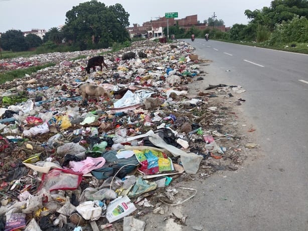 नगरा-सिकंदरपुर मार्ग पर लगा कूड़ा का अंबार।संवाद