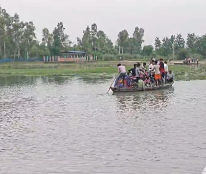नाव से गृहस्थी का सामान लेकर जाते ग्रामीण। - संवाद