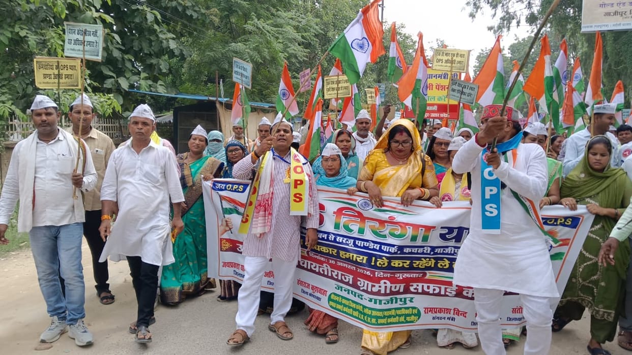 Employees took out a procession to demand the restoration of the old pension scheme.