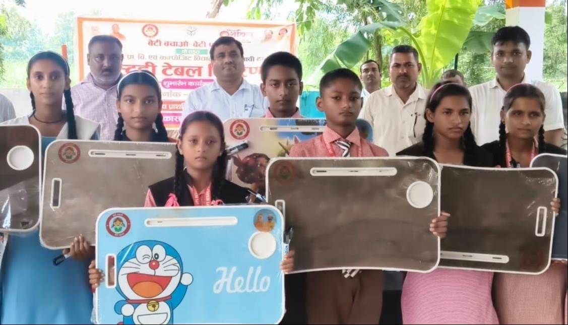 पंडरीकृपाल में स्टडी टेबल वितरित करते अधिकारी। स्रोत: सूचना विभाग