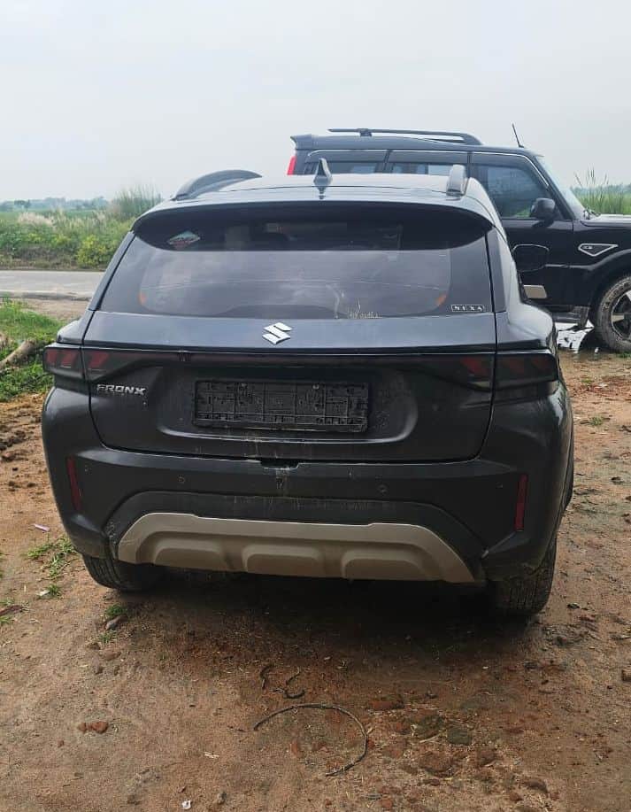 Person tipping off officials about their location flees; vehicle seized and case registered