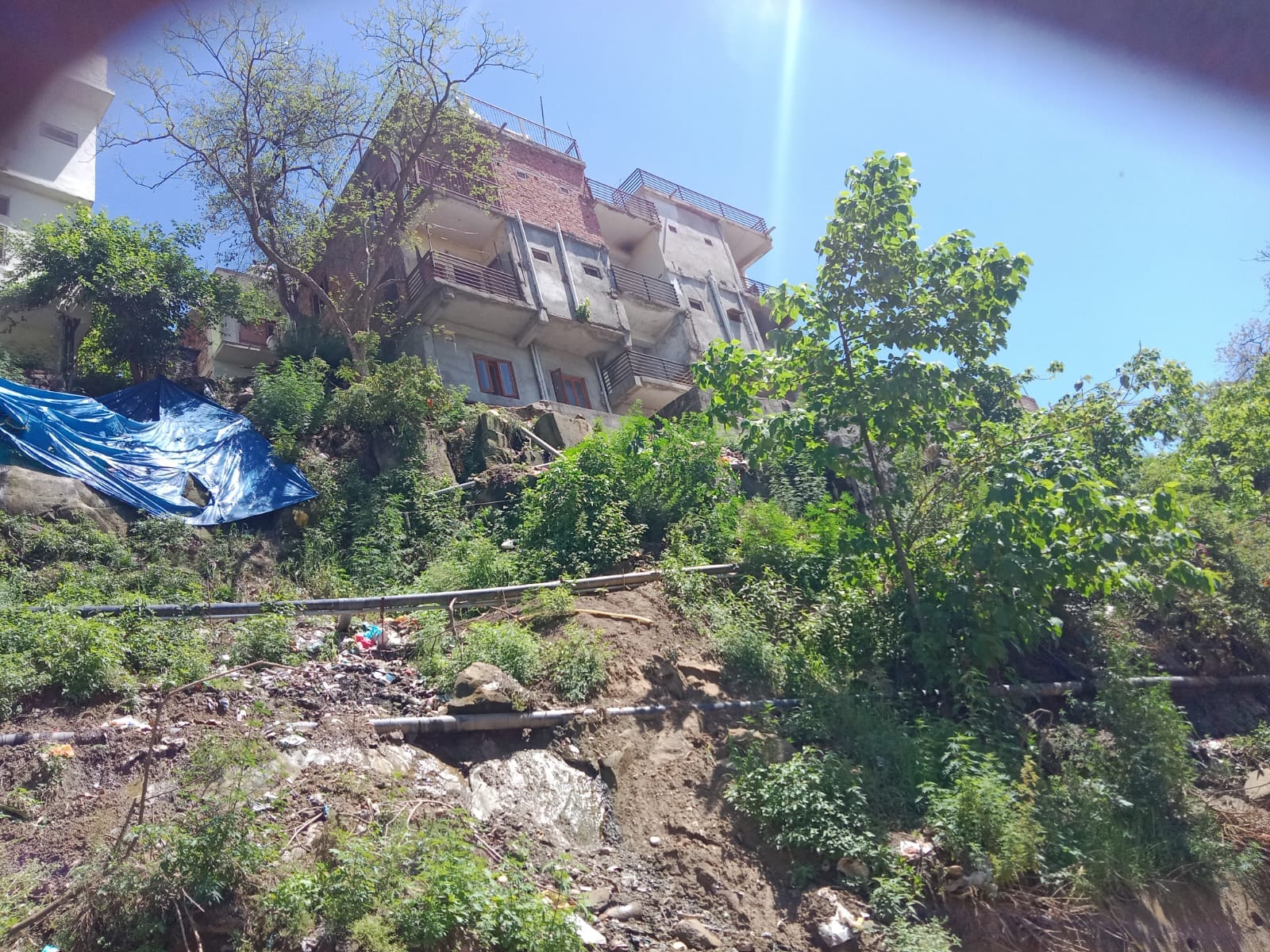पुराना बस अड्डा घुमारवीं के पास बरसात के कारण बना भवनों को खतरा। संवाद