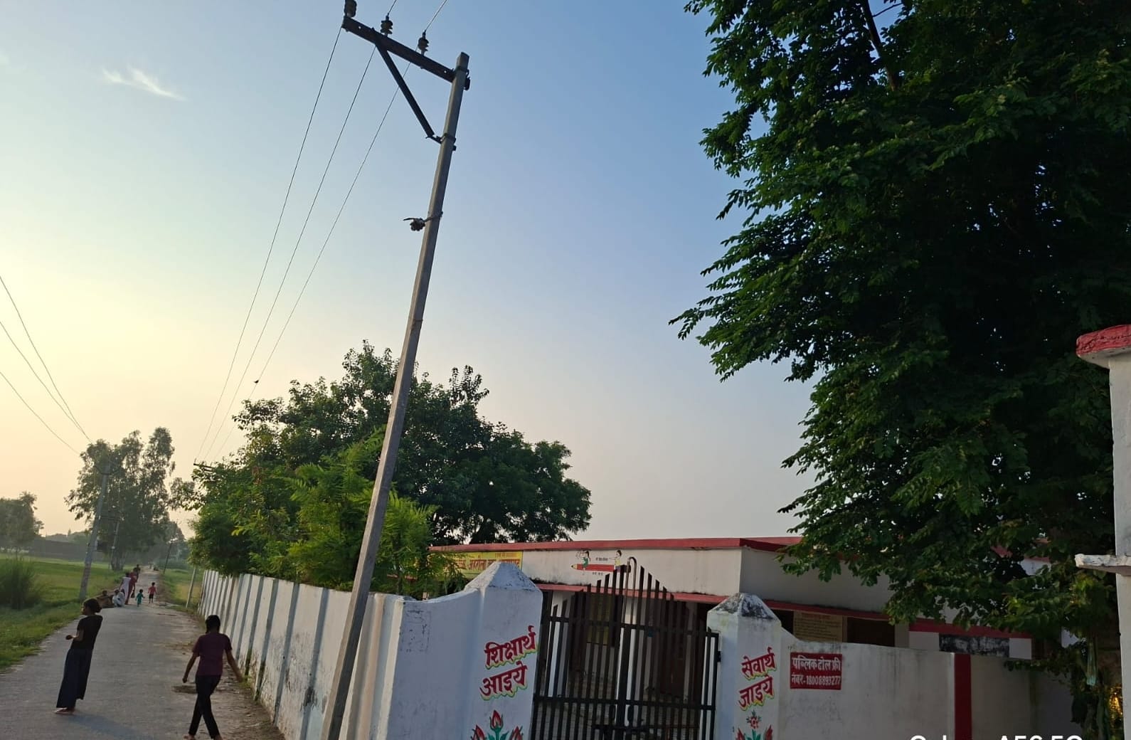 परिषदीय विद्यालय हमीदपुर में बाउंड्रीवाल से सट कर गई हाईटेंशन लाइन। संवाद