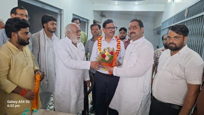प्रदेश प्रदूषण बोर्ड के अध्यक्ष डॉ. आरपी सिंह का स्वागत करते पूर्व विधायक यशपाल सिंह चौहान व अन