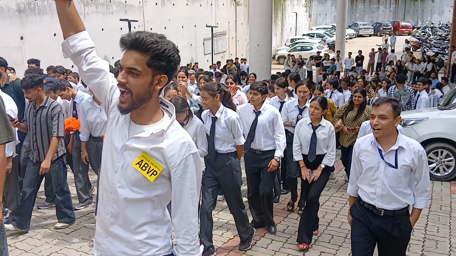 प्रदेश तकनीकी विश्वविद्यालय हमीरपुर में अखिल भारतीय विद्यार्थी परिषद के कार्यकर्ता नारेबाजी करत