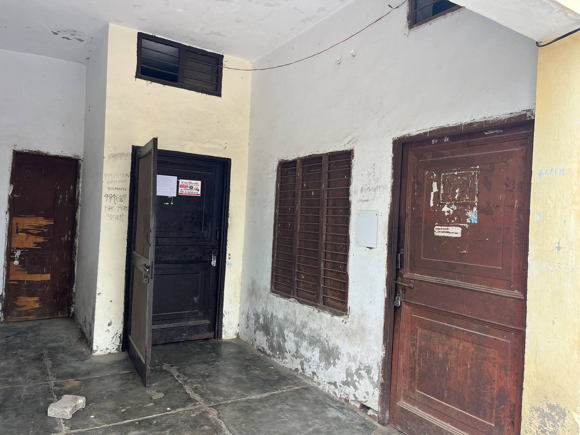 पटवार भवन में पटवारियों के कार्यालयों में पर लटकते ताले। संवाद
