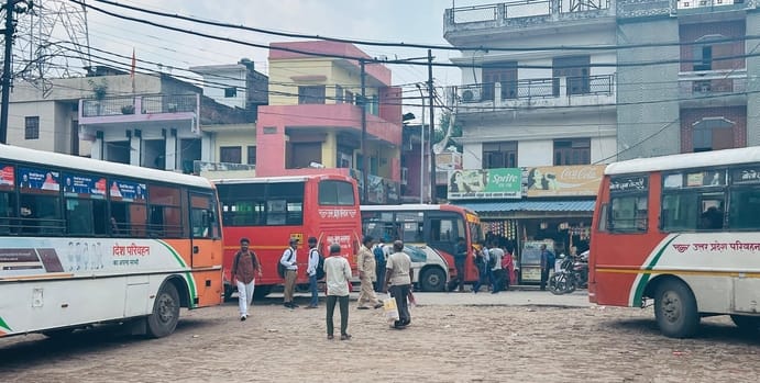 रोडवेज बस अड्डे पर खड़ी बसें। -संवाद