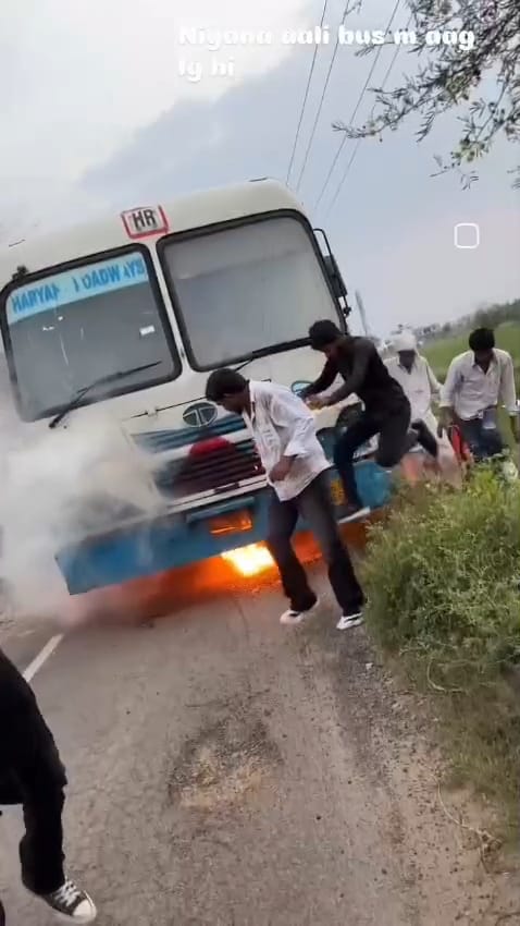 रोडवेज बस के नीचे आग लगने पर उठता धुआं। 