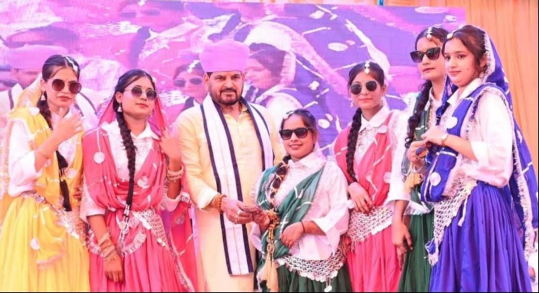 1,400 meritorious students from 47 schools felicitated