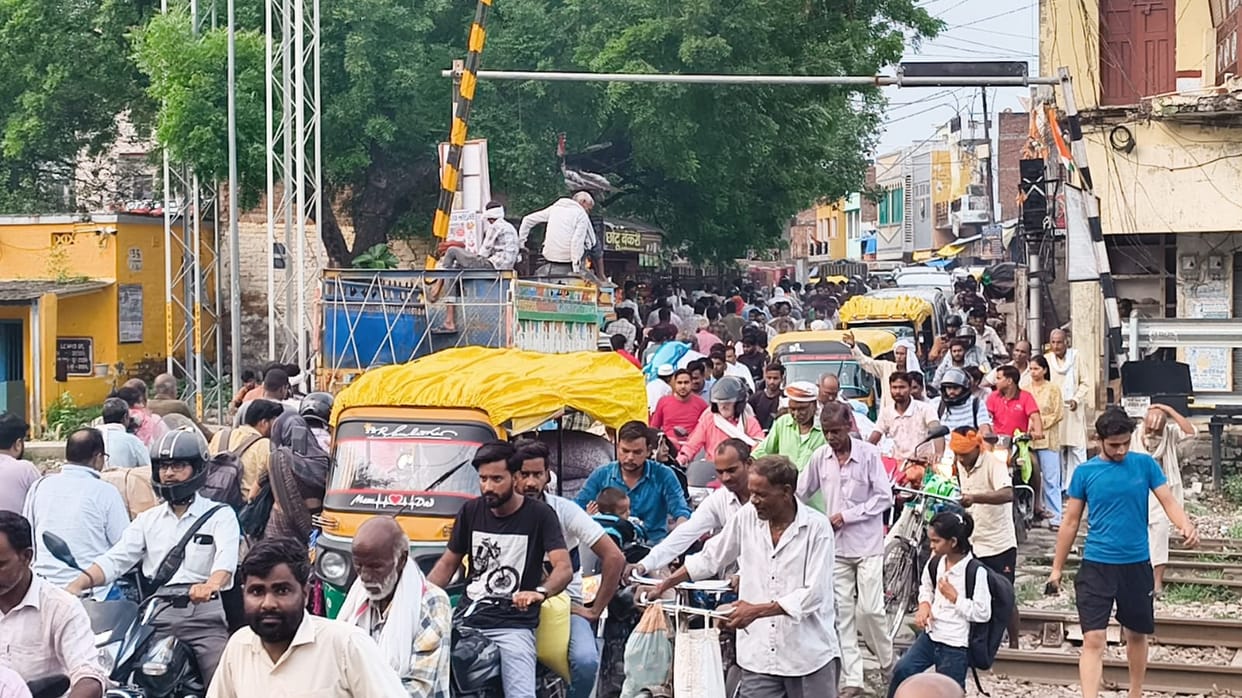 Traffic jam on the tracks; Sampark Kranti Express and a goods train halted at the outer signal.