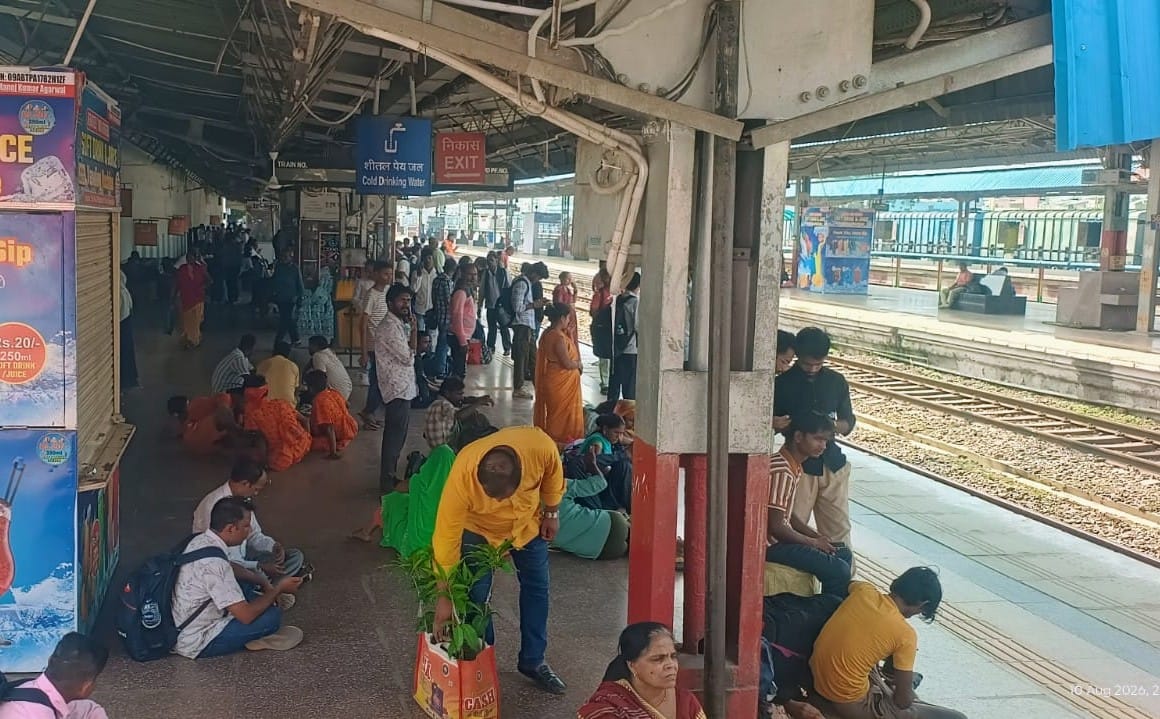 रेलवे स्टेशन बस्ती के प्लेटफार्म पर ट्रेन आने का इंतजार करते यात्री संवाद