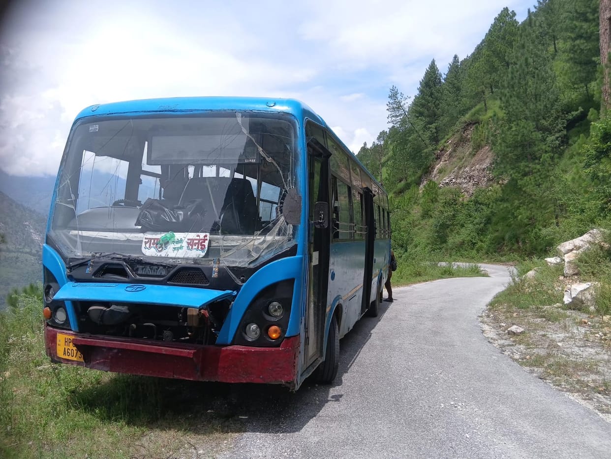 The bus broke down on the Rampur-Sanei route via Racholi