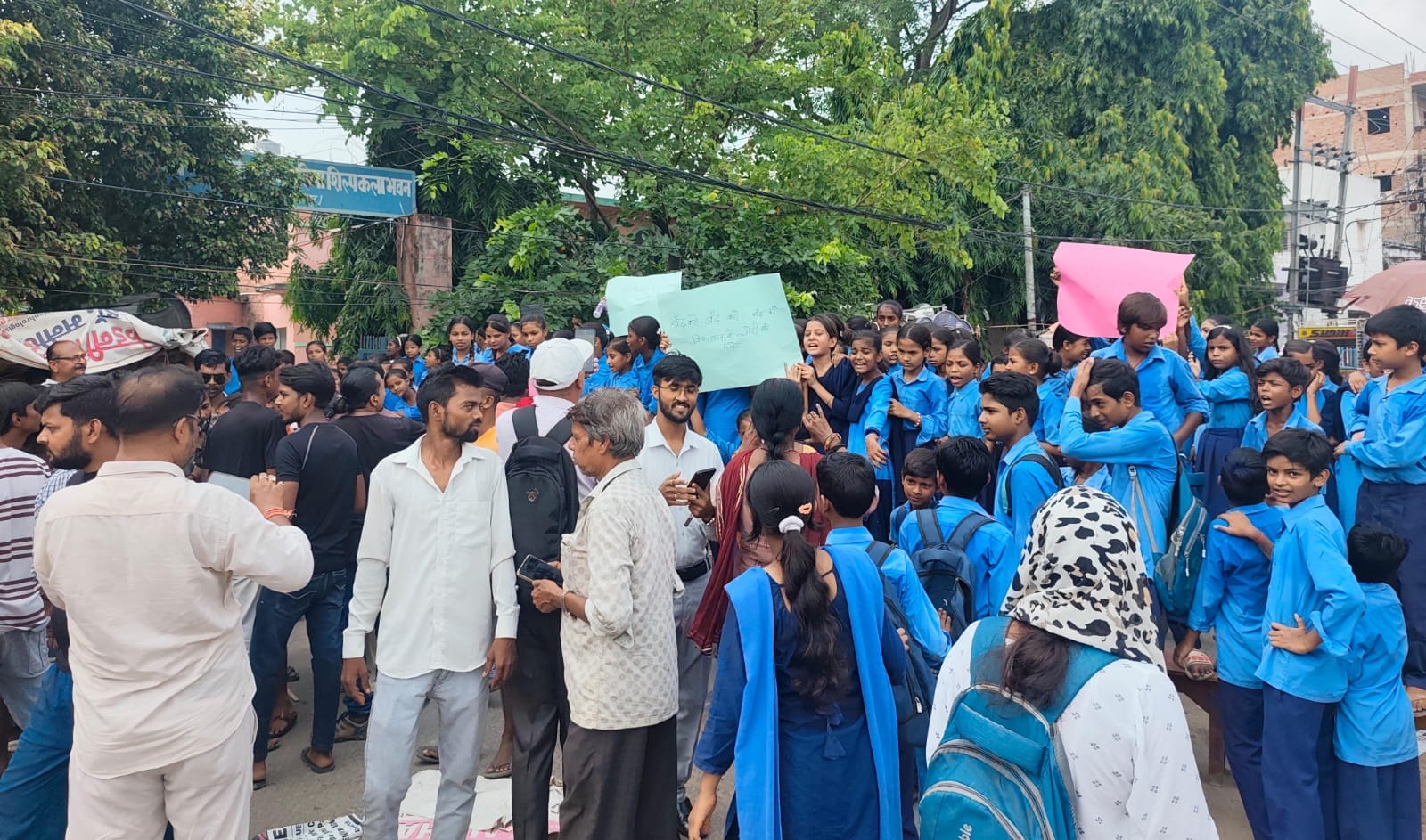 प्रदर्शन करते हुए बच्चे