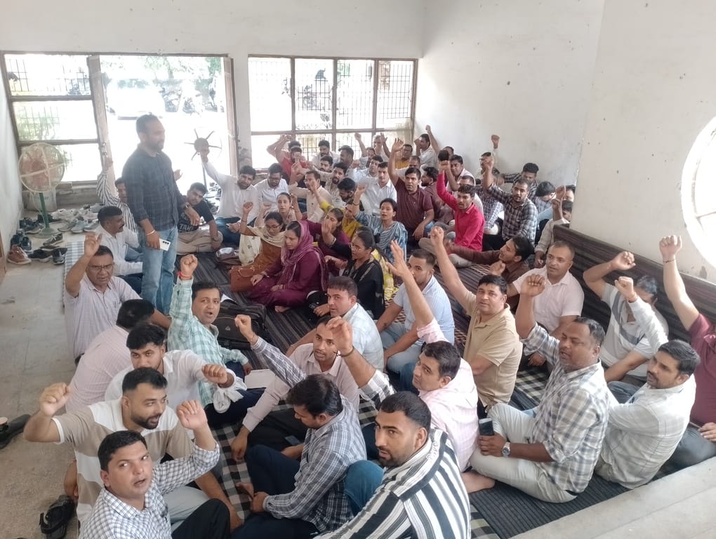 सेक्टर 18 स्थित तहसील में धरने पर बैठे पटवारी। संवाद