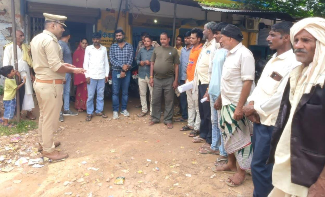  सेमरी चकपिहानी में लोगों को साइबर अपराध के प्रति जागरूक करती पुलिस।-