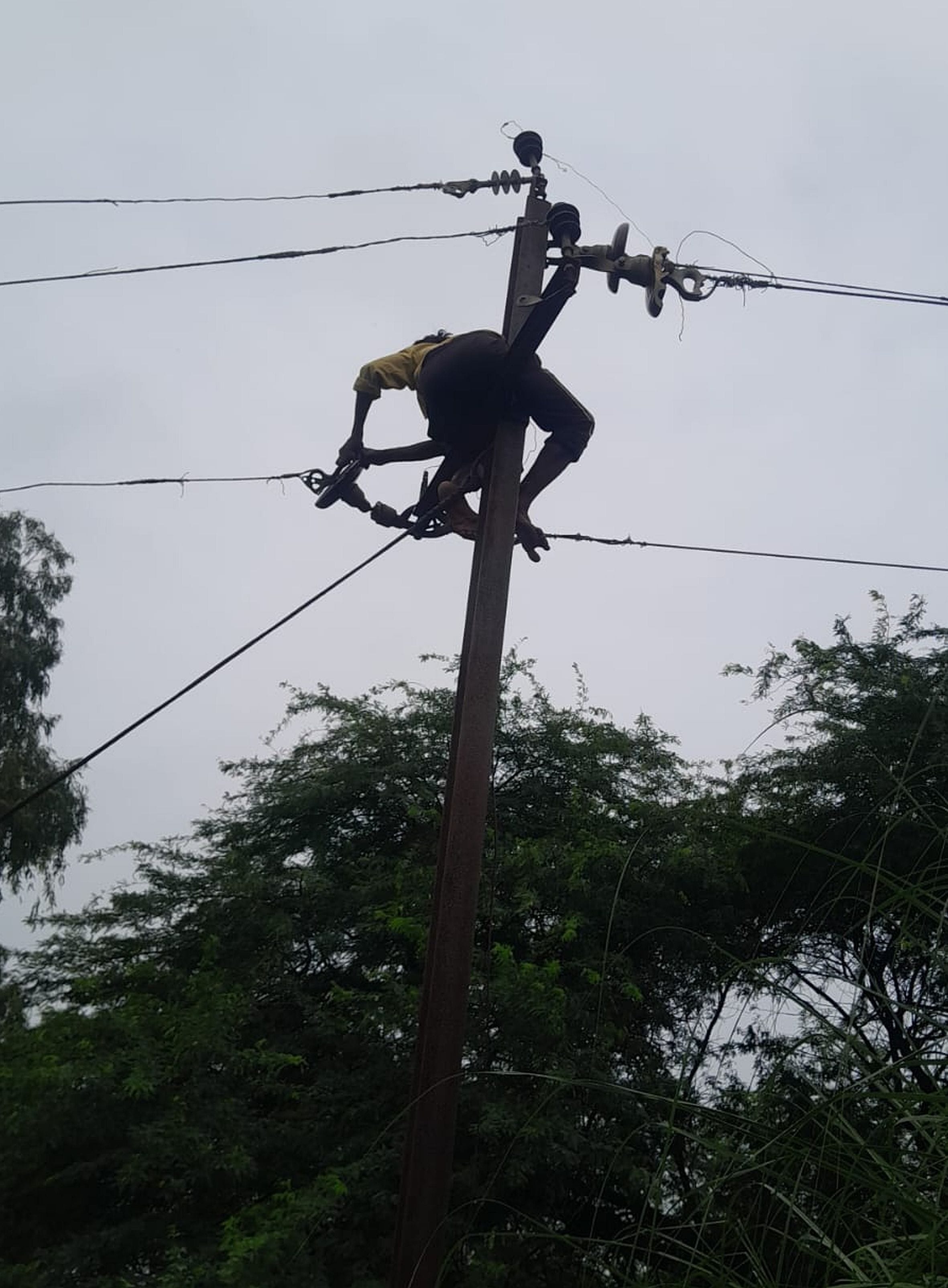 सेमरौता उपकेंद्र की बिजली लाइन की मरम्मत करता ऊर्जा निगम कर्मी। स्रोत- ऊर्जा निगम
