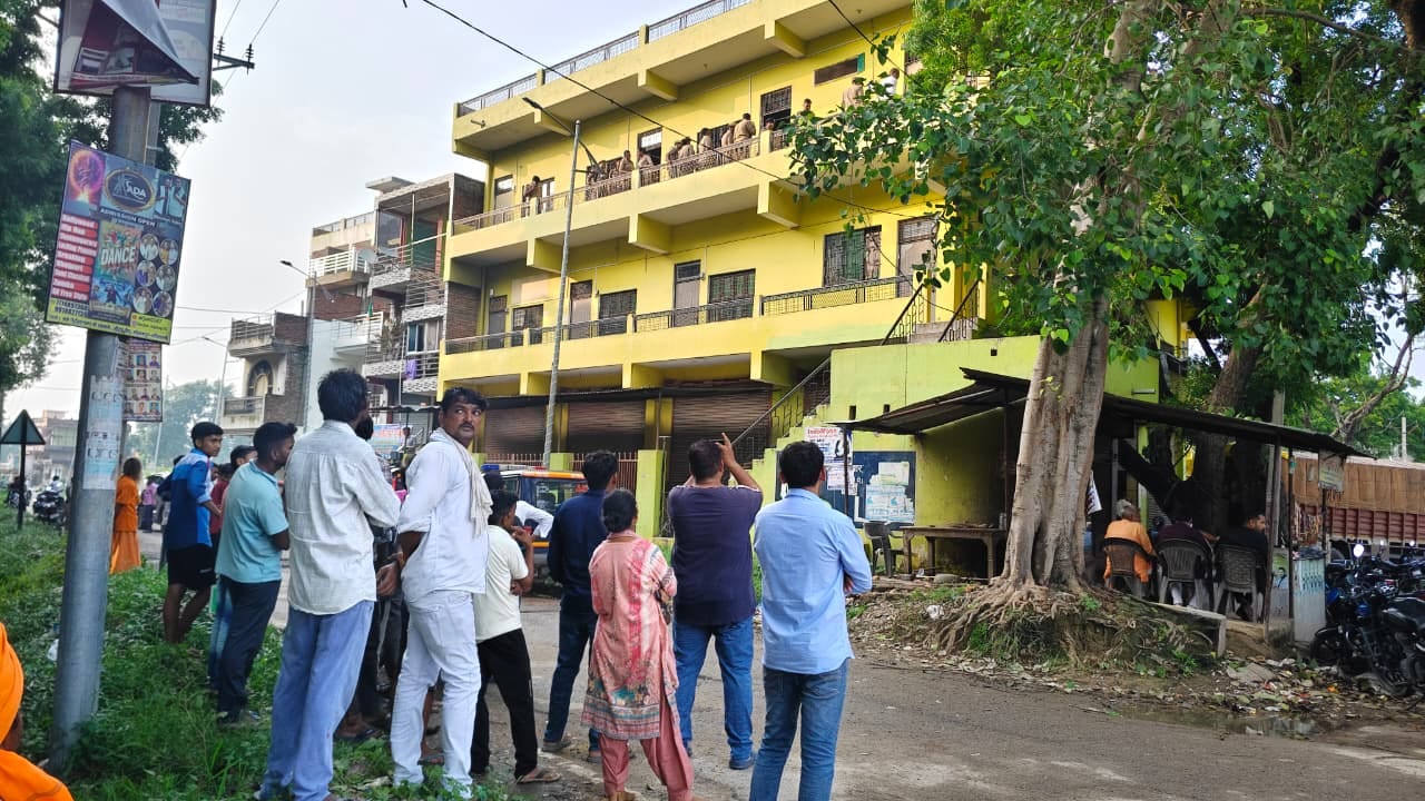 सिपाही की पत्नी की मौत के बाद मकान के बाहर लगी लोगों की भीड़। संवाद