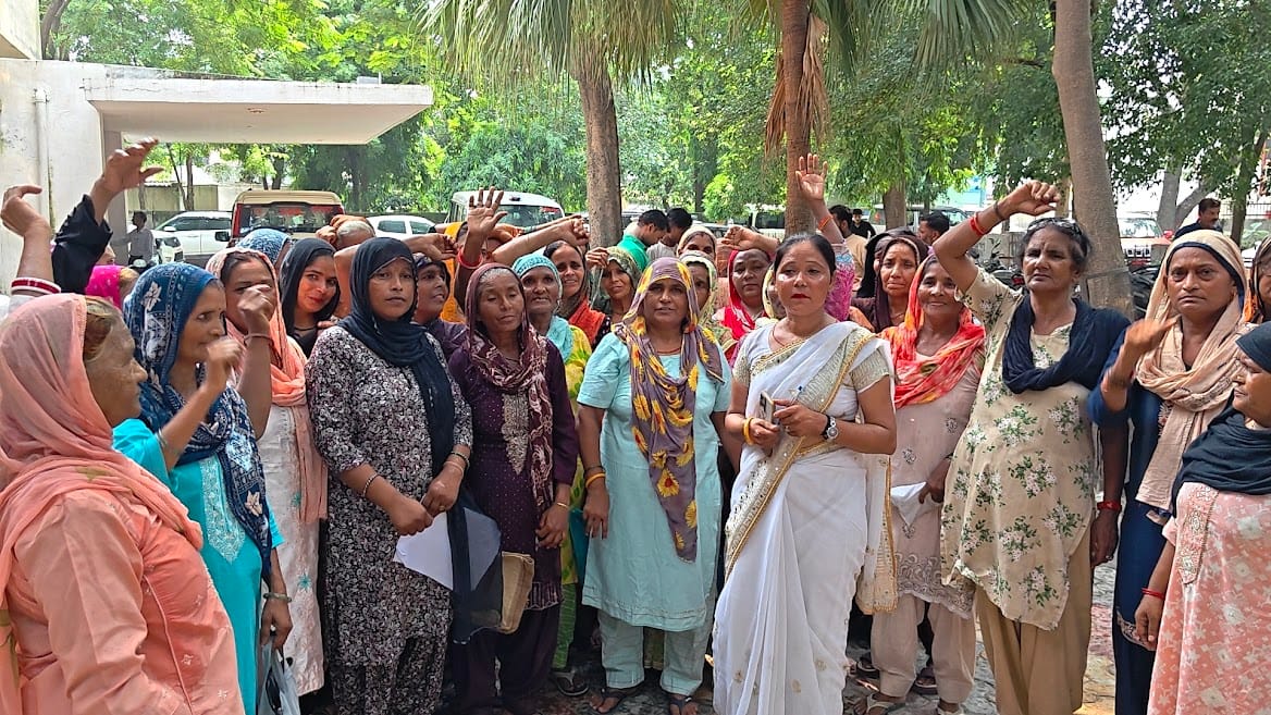Protest at the Tehsil office over 15-point demands, including an increase in the honorarium for cooks.