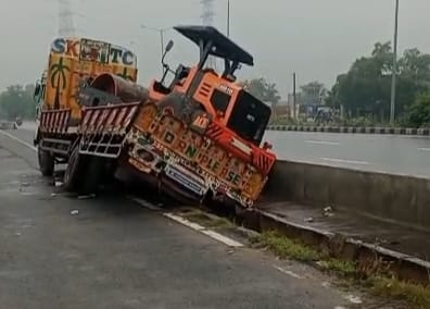 Risk of accidents due to the road and drain being at the same level.