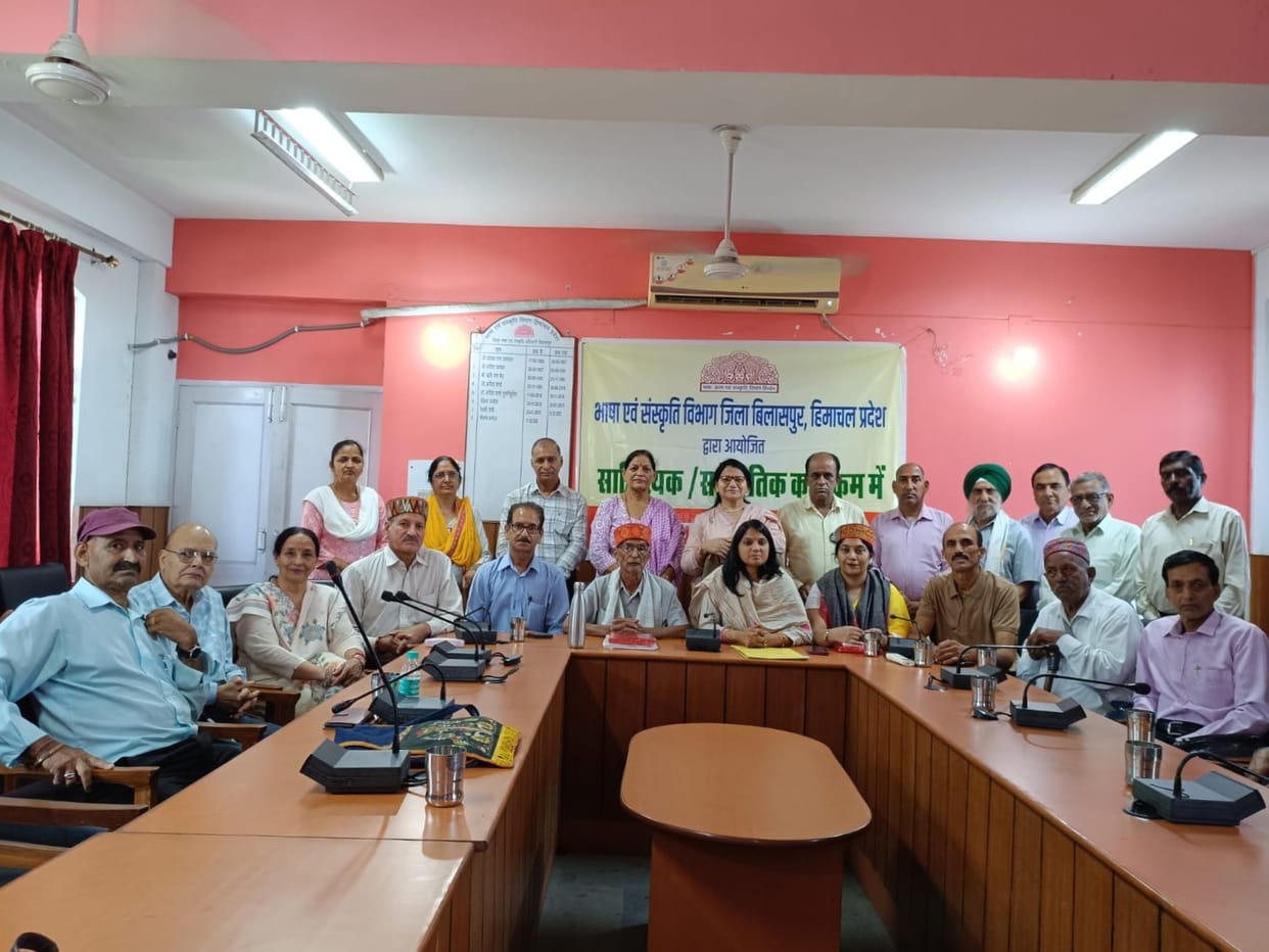 A literary gathering adorned the occasion of Sanskrit Week; a multilingual poets' meet drew thunderous applause.