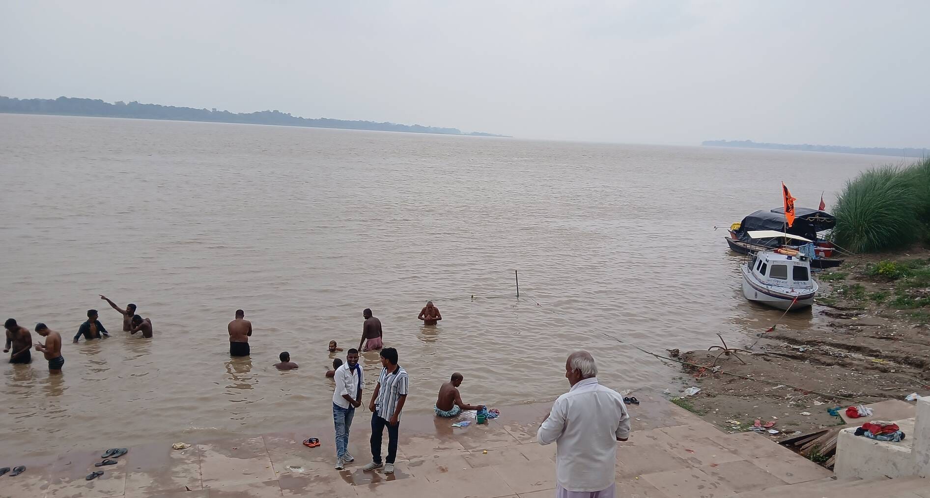 सीतामढ़ी में पक्की सीढ़ी पर बाढ़ के पानी मे स्नान करते लोग। संवाद