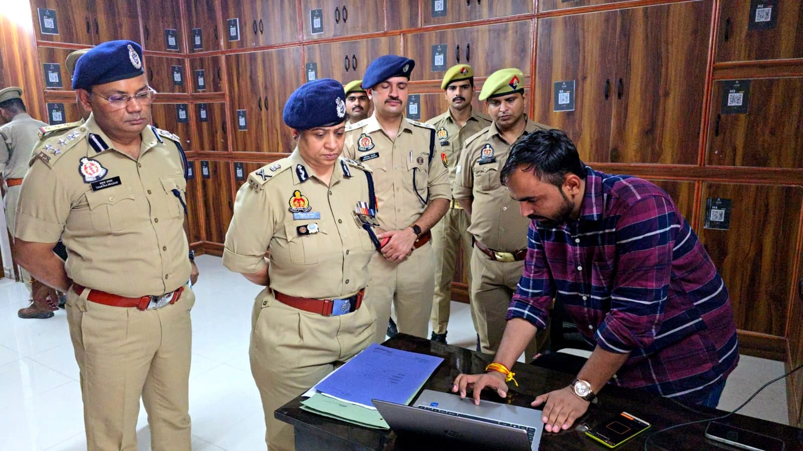 सदर कोतवाली में जानकारी लेती एडीजी मौजूद पुलिस अधिकारी। स्रोत:पुलिस