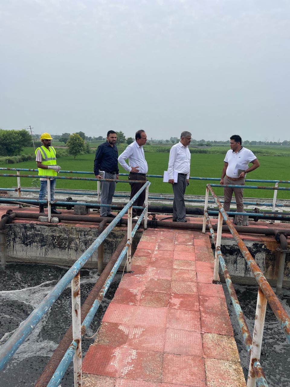 सीवरेज व्यवस्थाओं का निरीक्षण करते जन स्वास्थ्य अभियांत्रिकी विभाग के मुख्य अभियंता राजीव बातीश