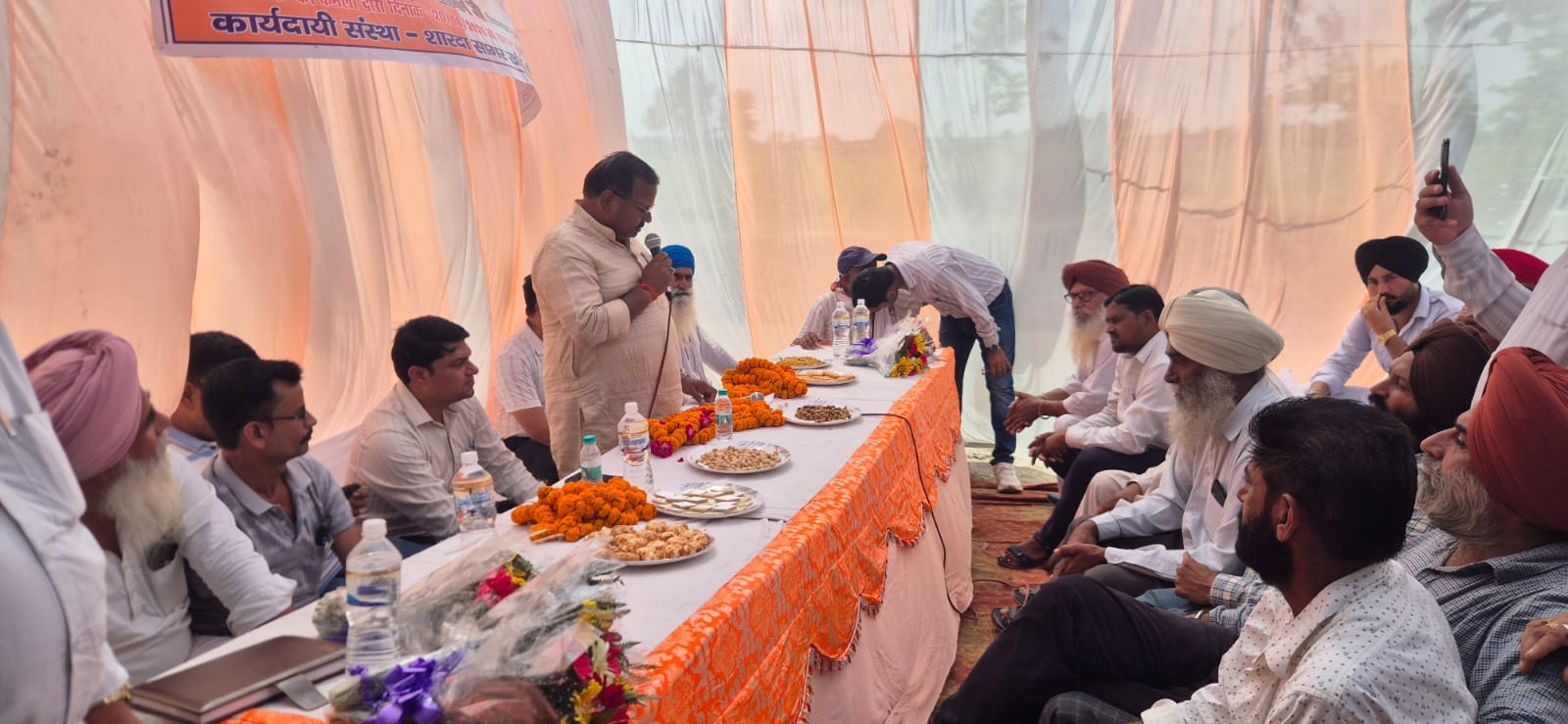 शुभारंभ कार्यक्रम के दौरान मौजूद विधायक व अन्य। संवाद