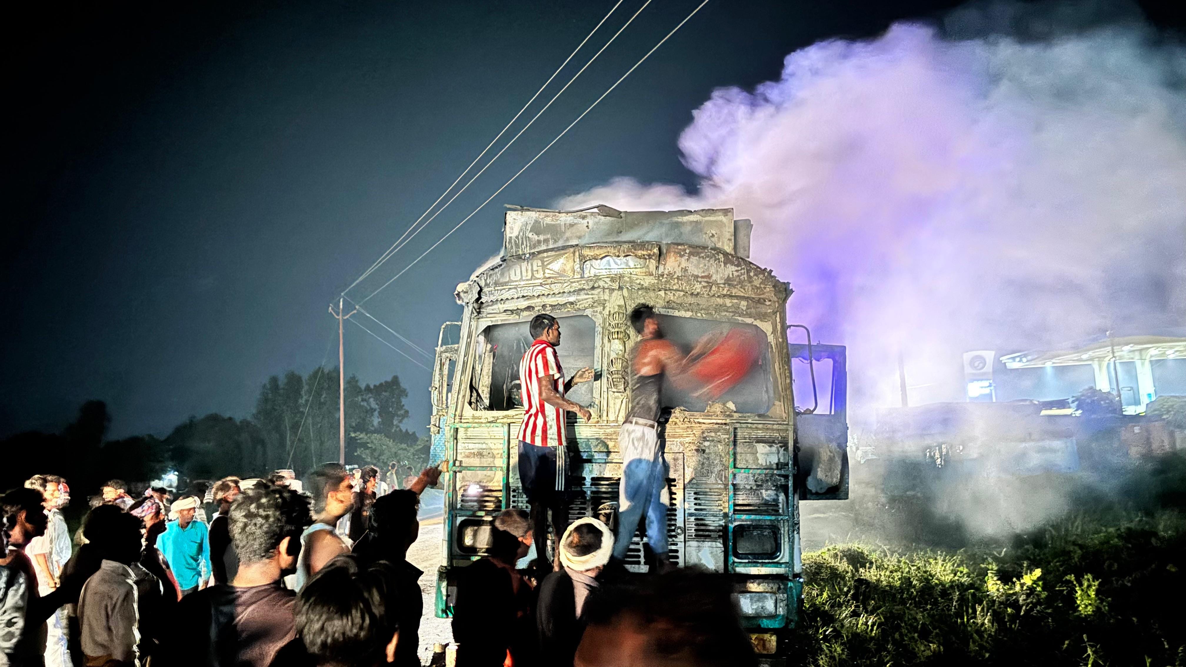 शाहगंज अयोध्या मार्ग पर ट्रक के केबिन में लगी आग। सोशल मीडिया