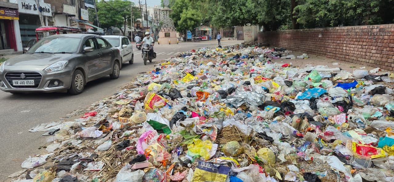शहर में बीटीएम चौक पर सड़क किनारे कूड़े का लगा ढेर।