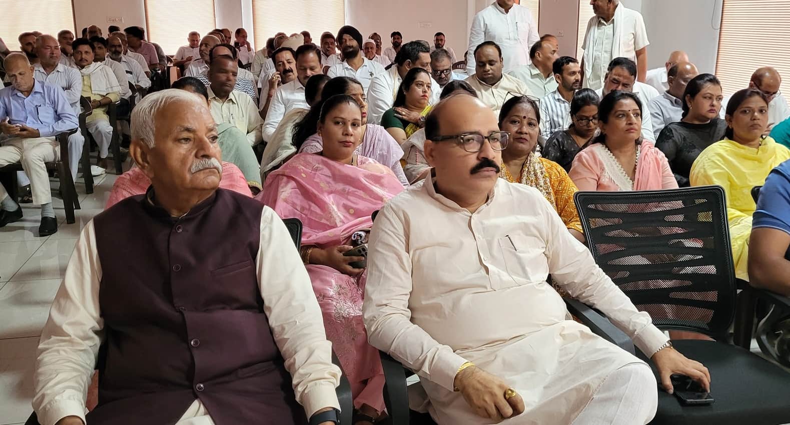 शक्ति केंद्र प्रभारियों के साथ आयोजित बैठक में उपस्थित विधायक और भाजपा जिलाध्यक्ष व अन्य। प्र