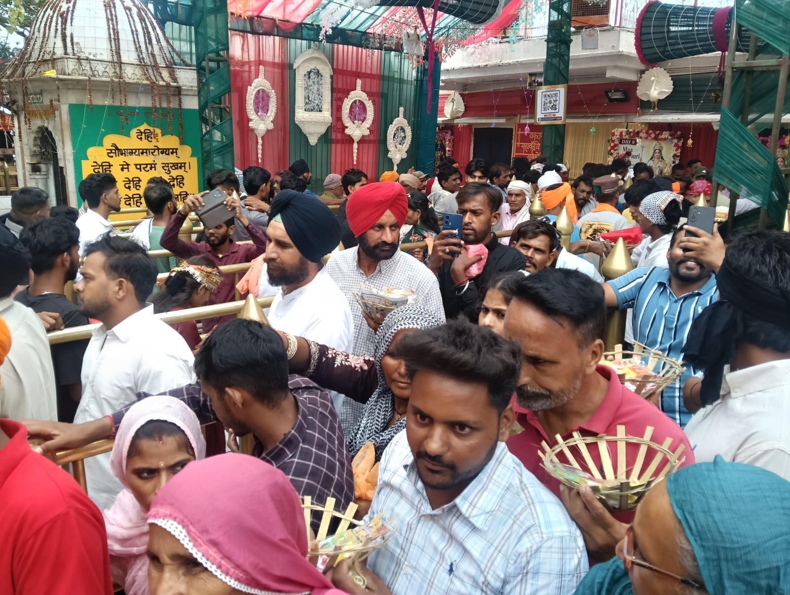 श्री नयना देवी जी में दर्शन के लिए पहुंचे श्रद्धालु। संवाद