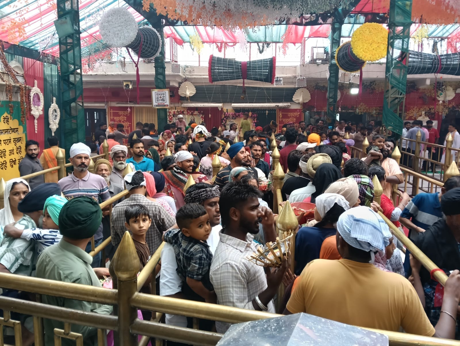 श्री नयना देवी जी में दर्शन के लिए पहुंचे श्रद्धालु। संवाद