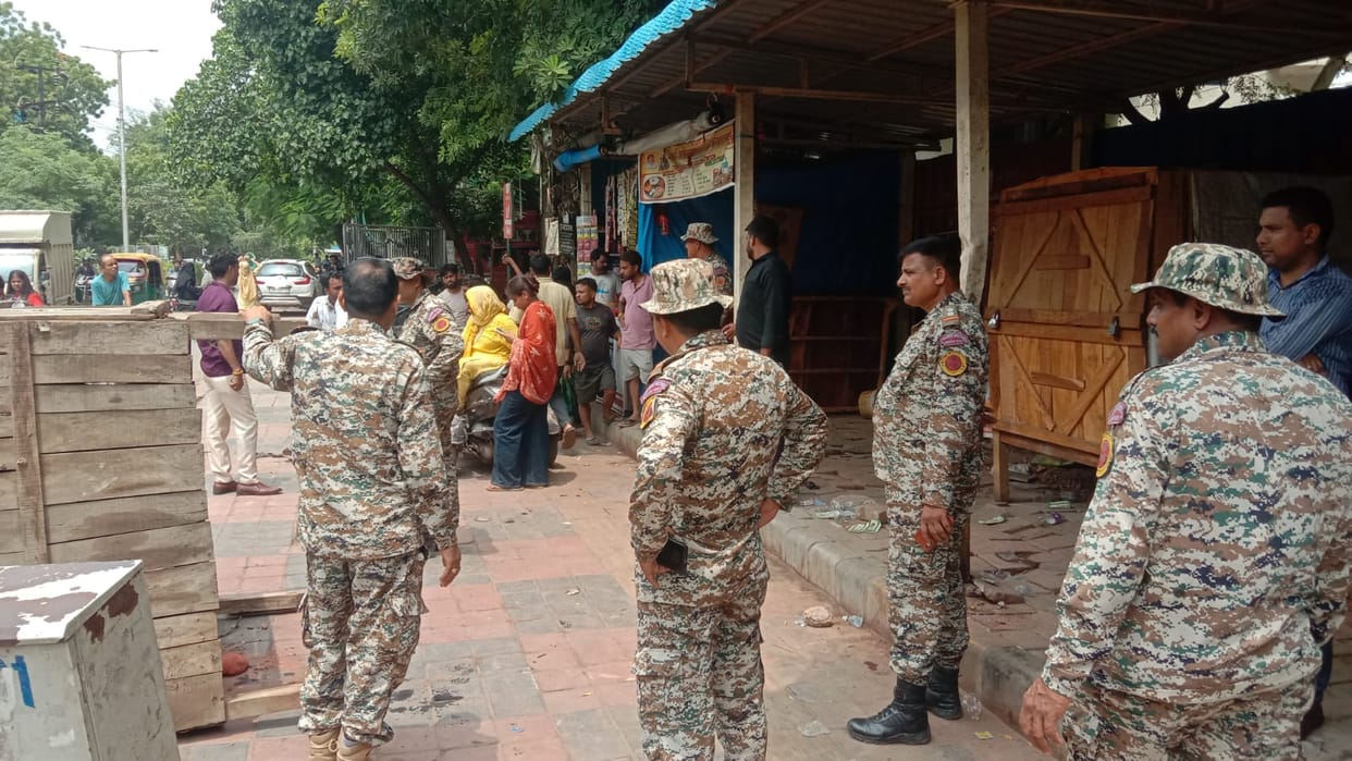 Biryani was being sold from an encroached vending zone; the municipal corporation removed the setup.