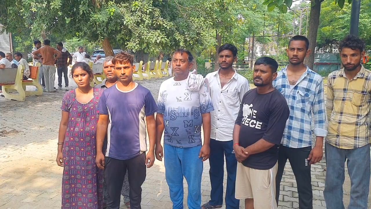 तीन वर्षीय मृतक बच्ची रंगोली के परिजन अस्पताल में पहुंचे हुए। संवाद