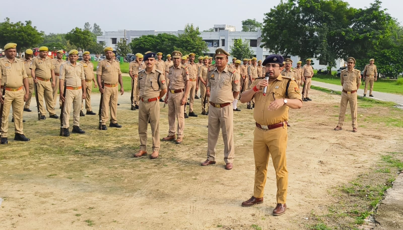 दंगा नियंत्रण के बारे में पुलिसकर्मियों को जानकारी देते पुलिसकर्मी। स्रोत-पुलिस