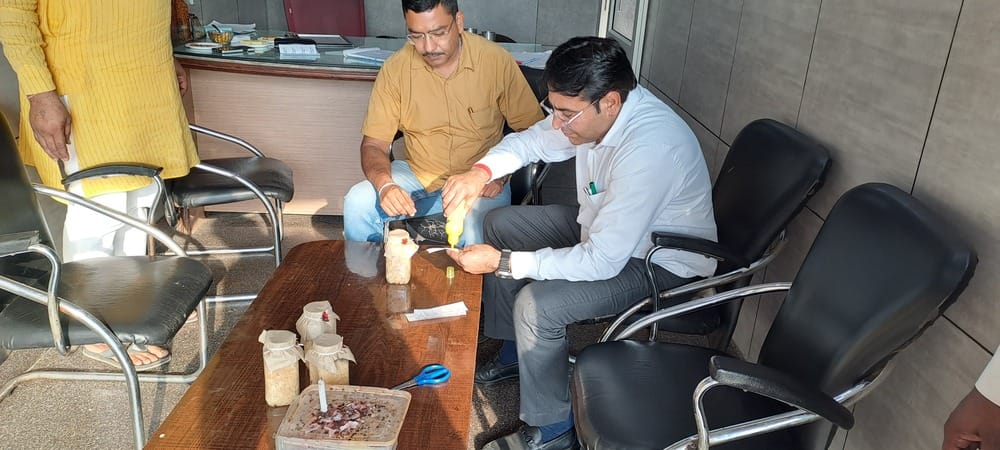 दुकान पर नमूने भरती टीम। संवाद
