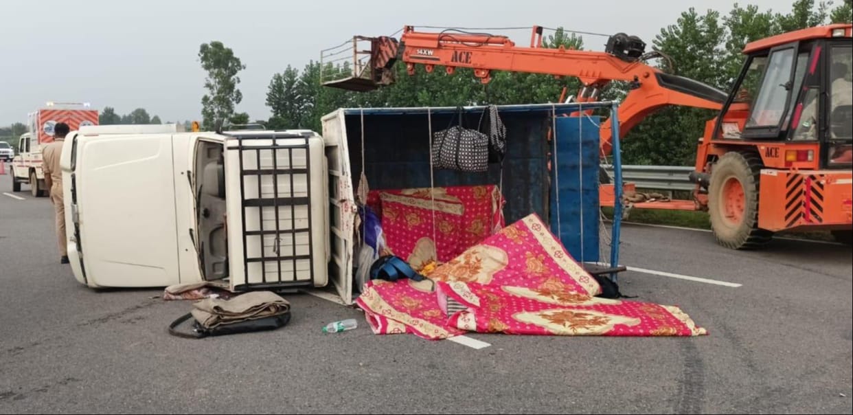 Pickup overturned, eight devotees injured