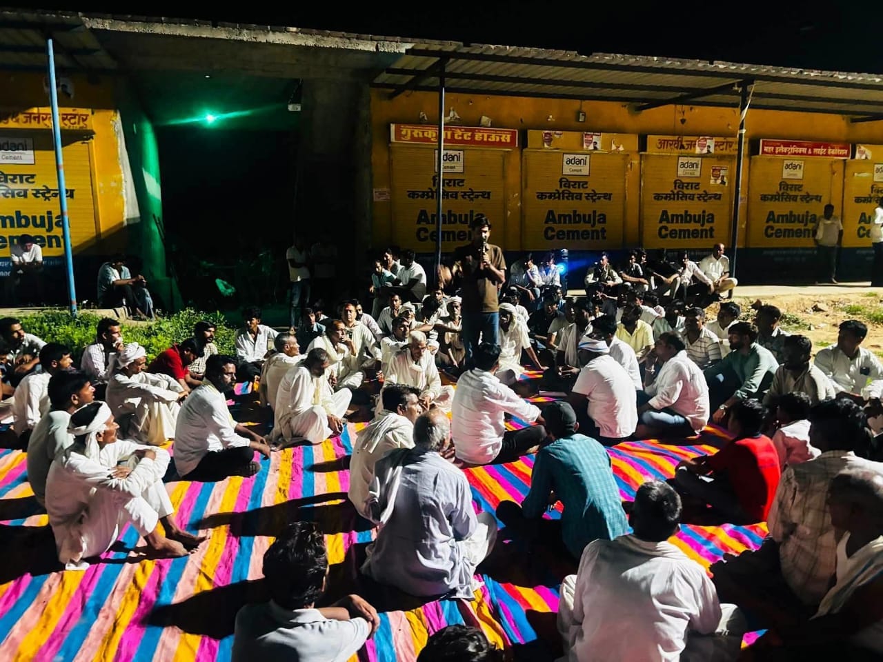 दोसा पुलिस के खिलाफ महापंचायत में इकट्ठा हुए समाज के लोग