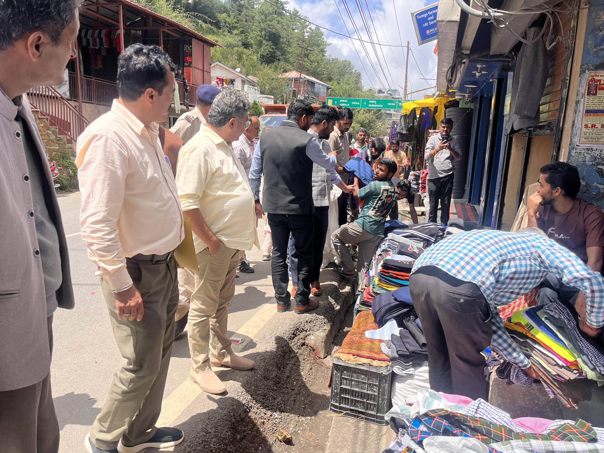 ठियोग में अतिक्रमण पर कार्रवाई करती संयुक्त विभागीय टीम। संवाद