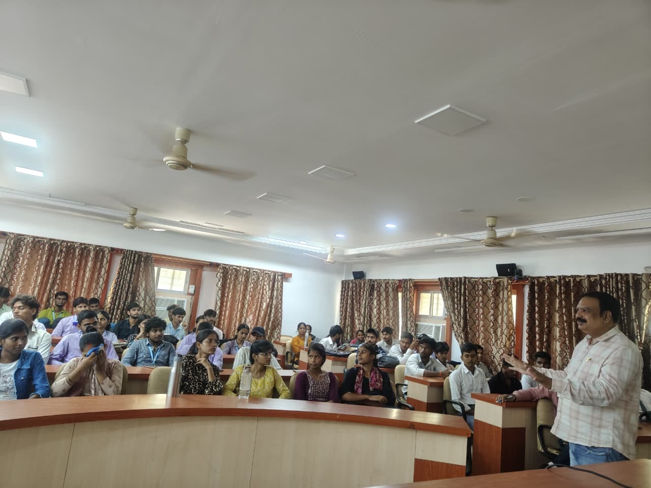 वीर बहादुर सिंह पूर्वांचल विश्वविद्यालय के विज्ञान संकाय स्थित कॉन्फ्रेंस हॉल में बोलते मुख्य अ
