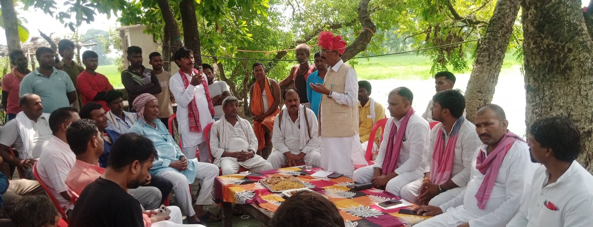 विशुनपुरा क्षेत्र के मालीपुर गांव में भ्रमण के दौरान उपस्थित लोगों को संबोधित करते सलेमपुर सा