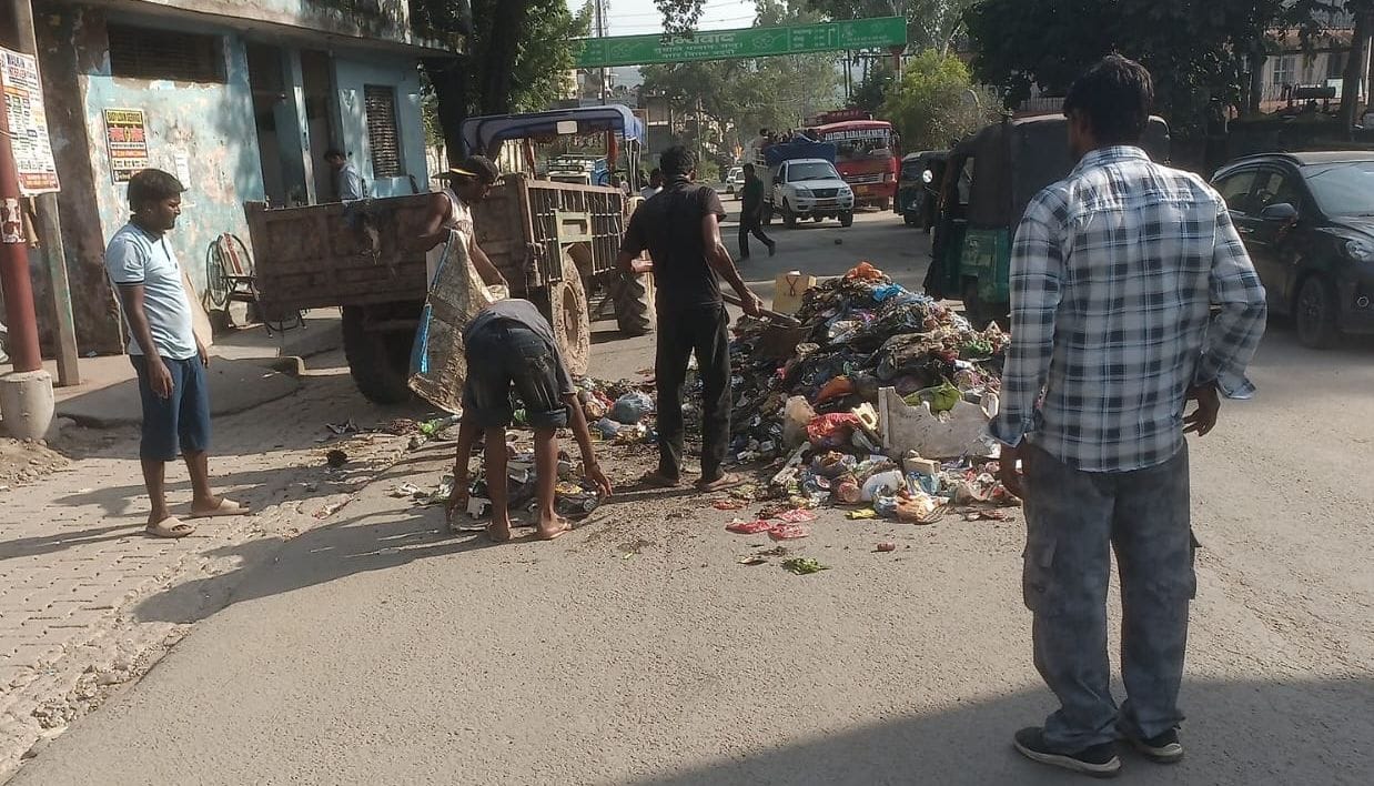 Protest staged by dumping garbage on the road; traffic disrupted.