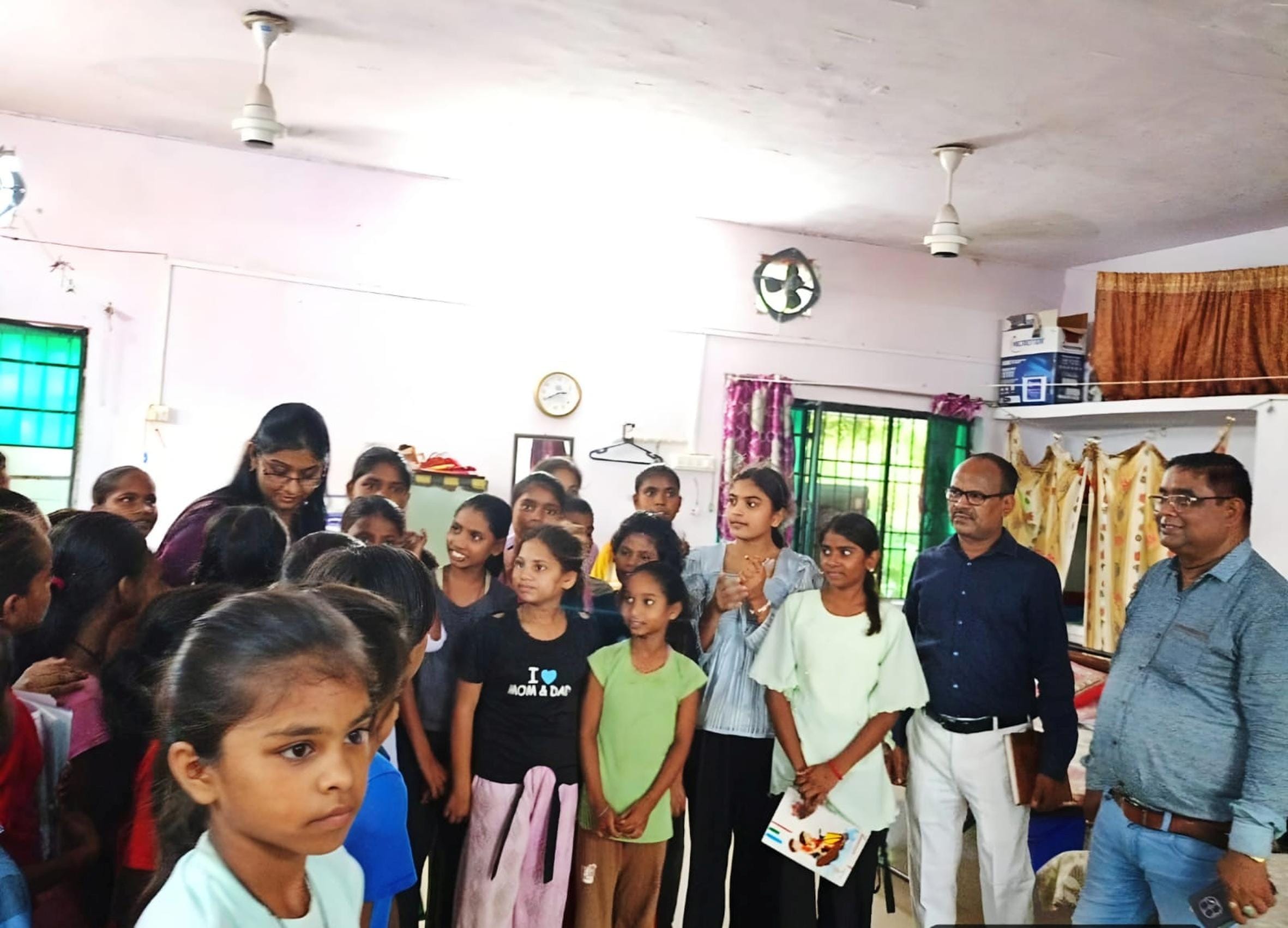 विद्यालयों का निरीक्षण करते अधिकारी।