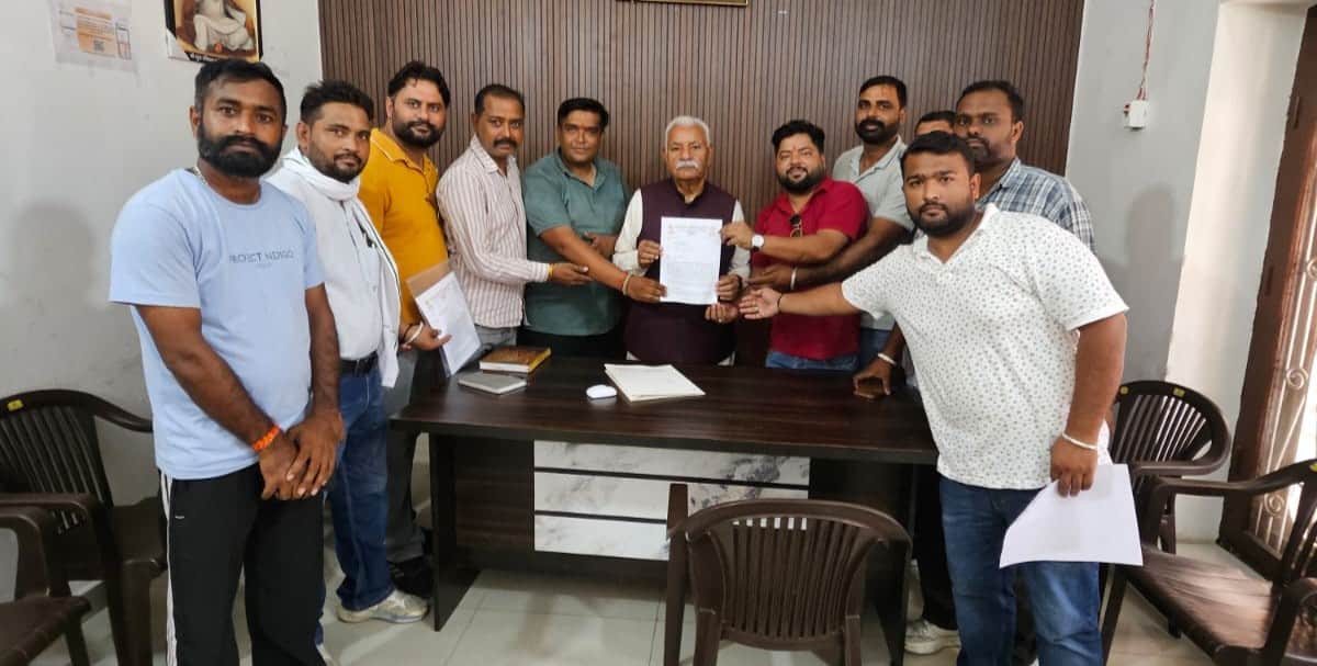 विधायक के माध्यम से सीएम के नाम ज्ञापन सौंपते संघ के पदाधिकारी। संघ